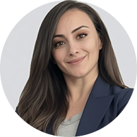 Femme d'affaires portant un blazer bleu et un chemisier blanc