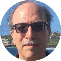 Homme blanc aux cheveux gris, portant des lunettes