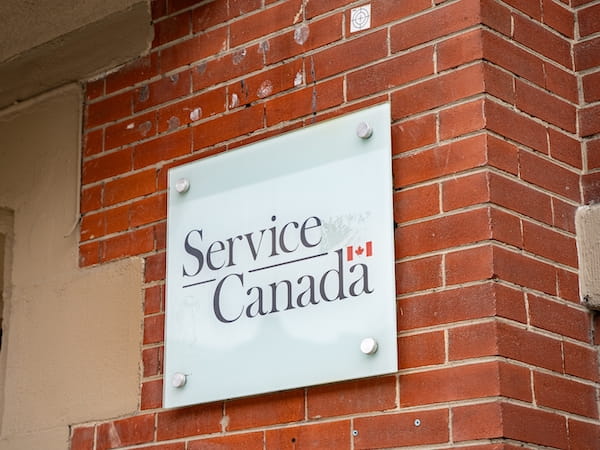 Panneau Services Canada collé sur un mur
